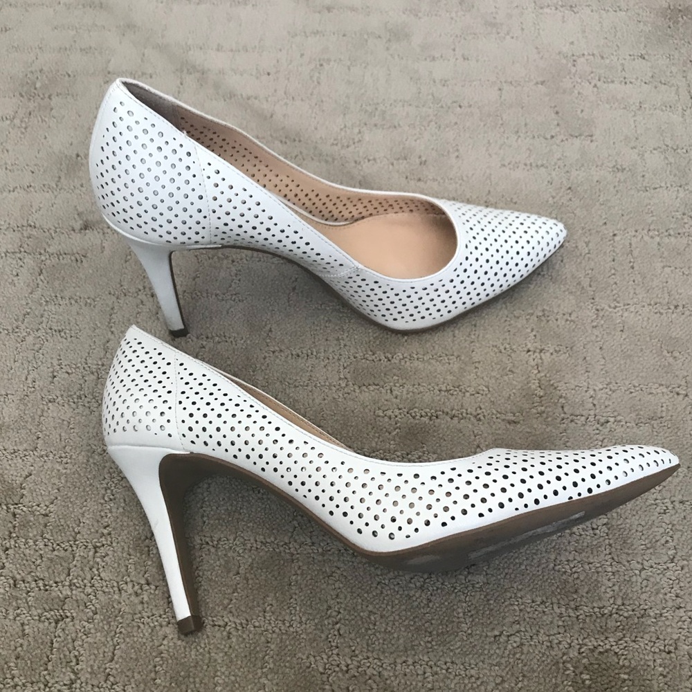 Jessica Simpson Size 7 White Pointed Toe 👠